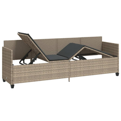 Sun lounger with light gray cushions in polyrattan